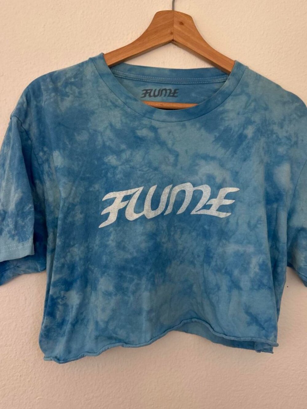 Flume blue tie-dye crop top with white 'FLUME' text, size L